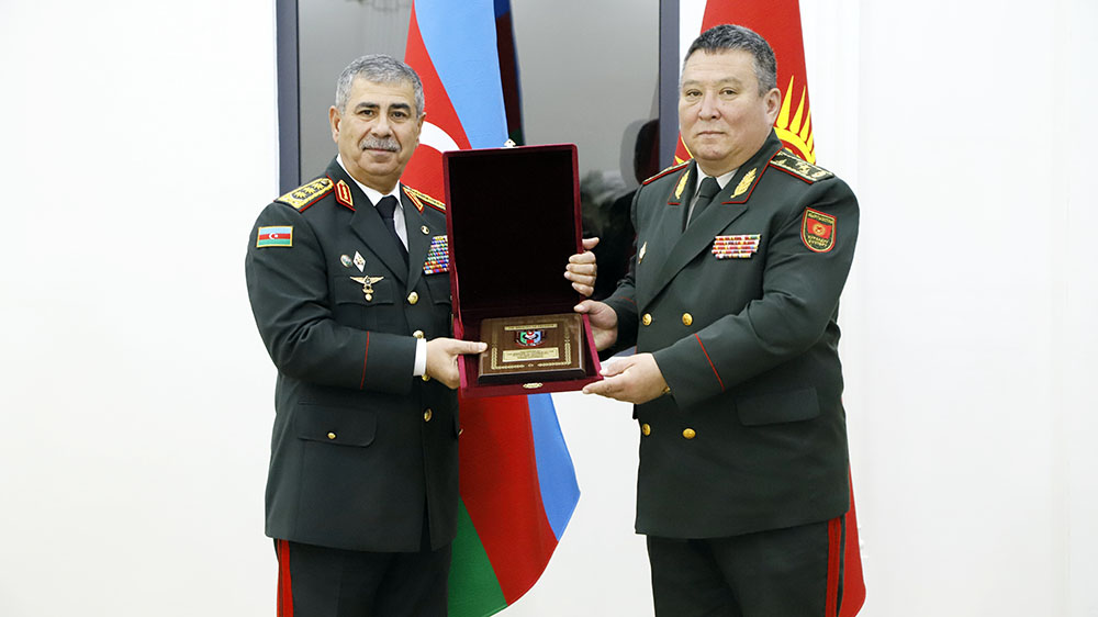 Azərbaycan müdafiə naziri qırğızıstanlı həmkarı ilə görüşüb 4 31763349bdf62a4589f2bbbeb0b78a62