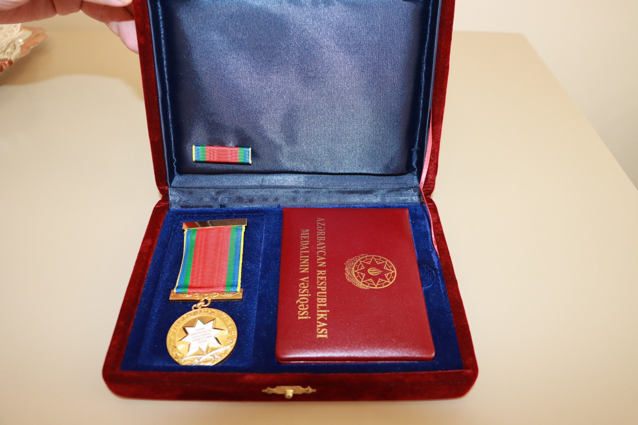 Azərbaycanın Türkiyədəki səfiri Metin Güraka “Hərbi əməkdaşlıq sahəsində xidmətlərinə görə” medalını təqdim edib 4