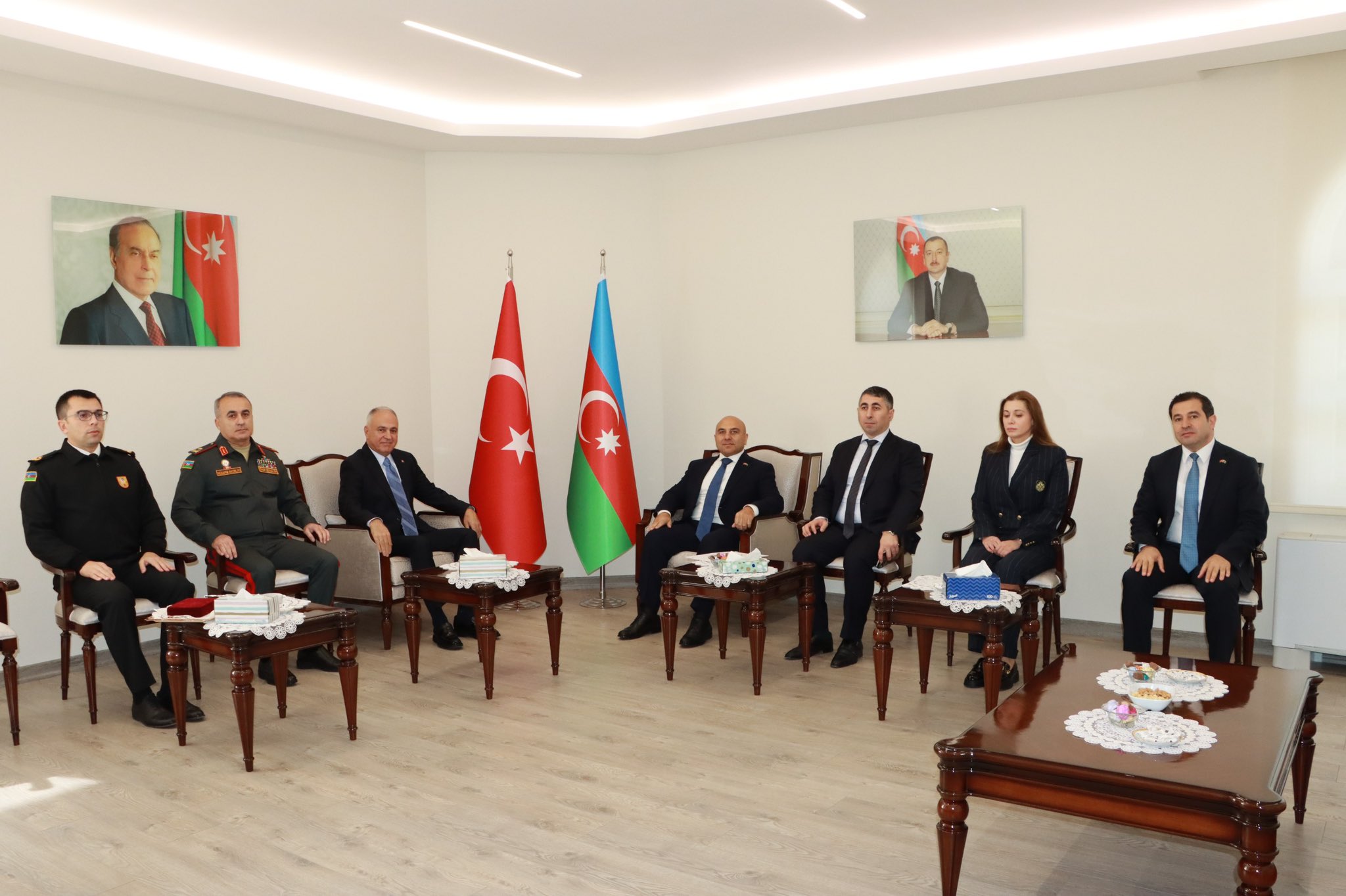 Azərbaycanın Türkiyədəki səfiri Metin Güraka “Hərbi əməkdaşlıq sahəsində xidmətlərinə görə” medalını təqdim edib 3 HUH6UXzW8AAKC0t