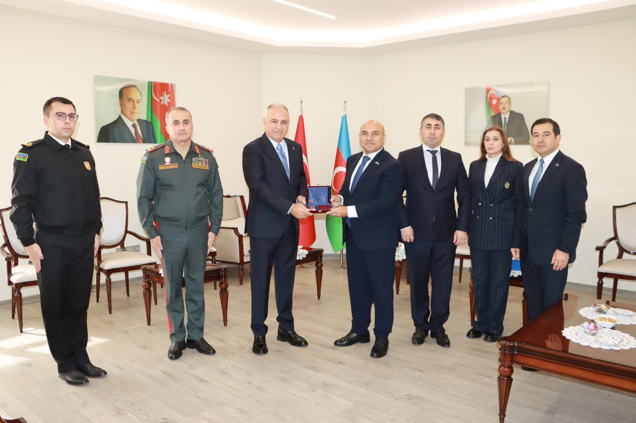 Azərbaycanın Türkiyədəki səfiri Metin Güraka “Hərbi əməkdaşlıq sahəsində xidmətlərinə görə” medalını təqdim edib 1 HUH6UXzXoAAvUJ5